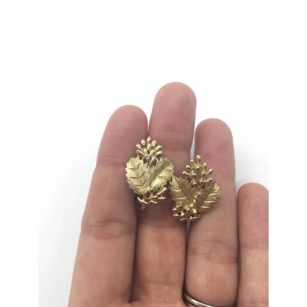Vtg Trifari clip‎ on earrings 1” 1 in leaf berry metal faux gold clip-on 50s 60s